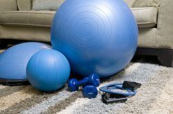 Poradíme vám, jak cvičit v době karantény. Víte, jak cvičit doma?